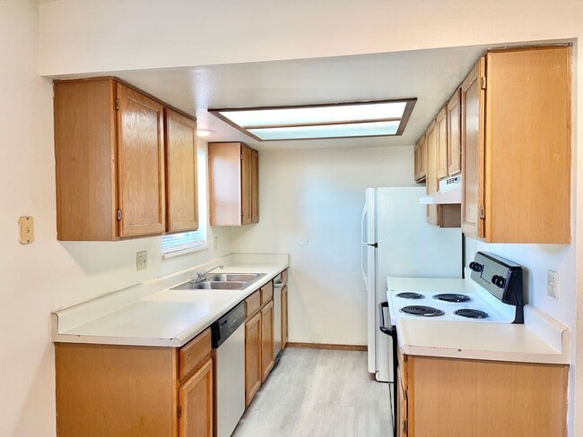 Building Photo - Beautiful West Side 2 Bedroom Condo w/ Views!!