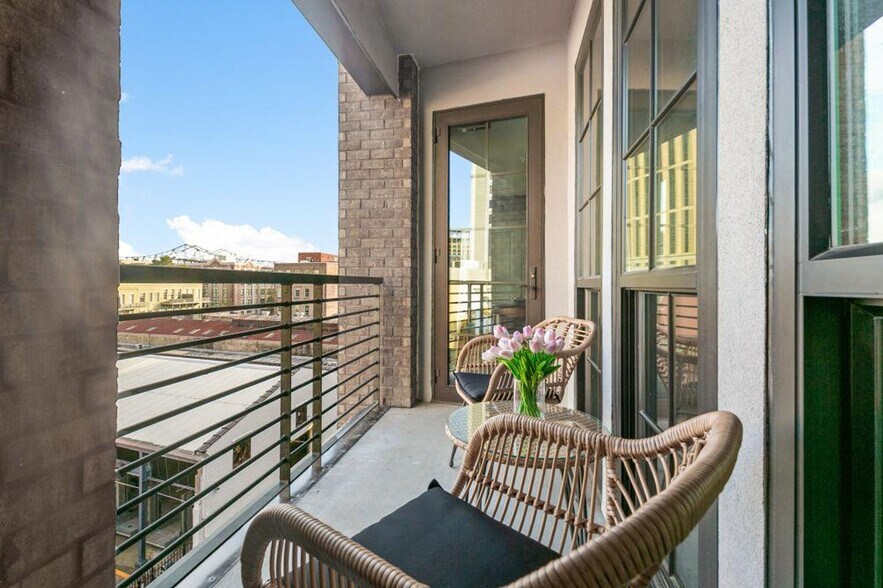 Building Photo - 611 Commerce St