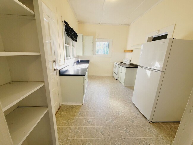 Building Photo - PRIVATE & Spacious 2/1 SE House on 1 Acre w/ Wood Floors, Washer/Dryer, & Screened Porch! Avail N...