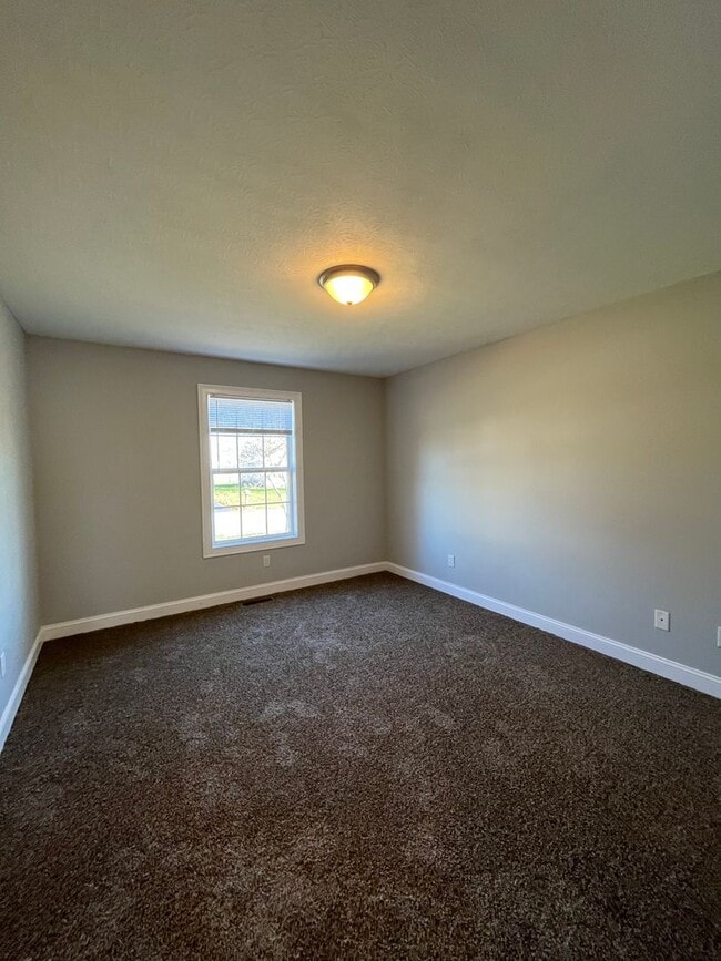 Building Photo - Now Leasing! Move In Ready home with 2 car garage and fenced in backyard!