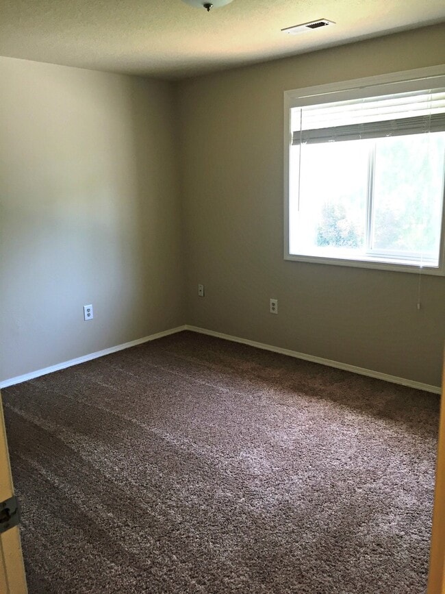Building Photo - Desirable Prune Hill 4-Bedroom!