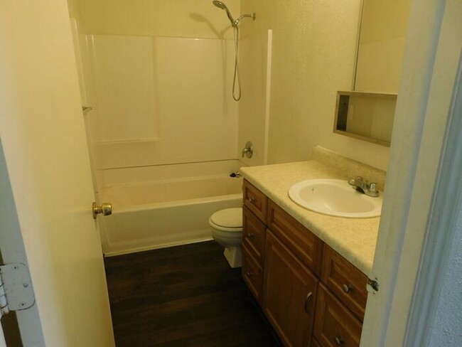 Building Photo - 2 Bed 1 Bath Apartment Centrally Located i...