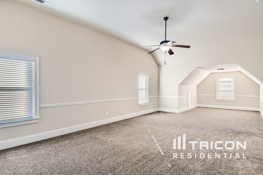 Building Photo - 577 Camano Way