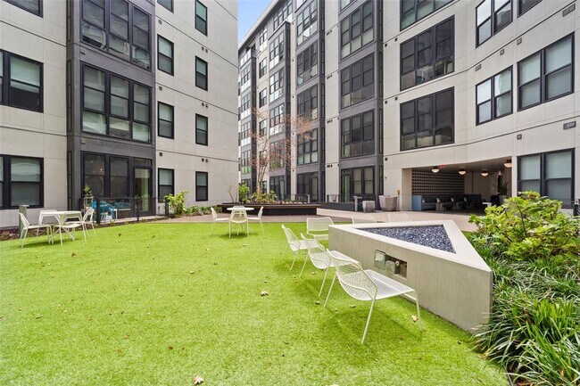 Building Photo - 800 Embassy Dr