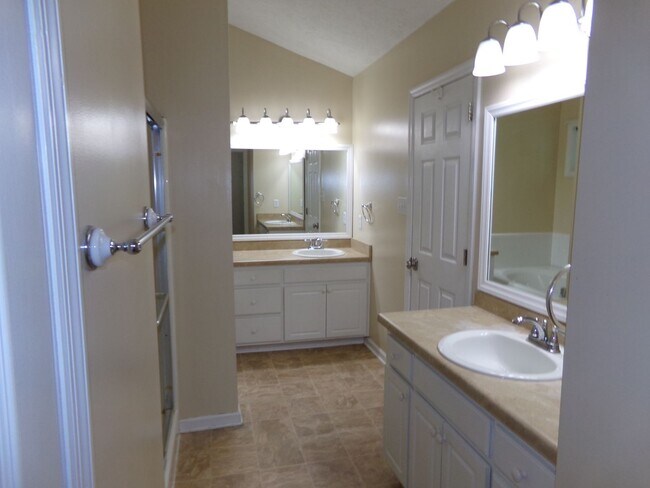 Building Photo - Beautiful 2 story home located on a cul-de-sac