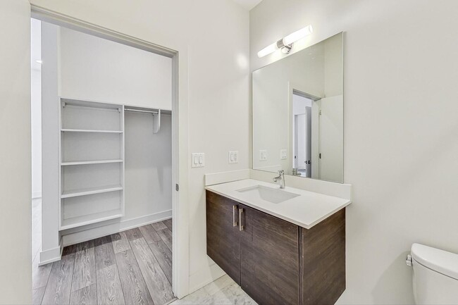 Building Photo - 847 N Larrabee St