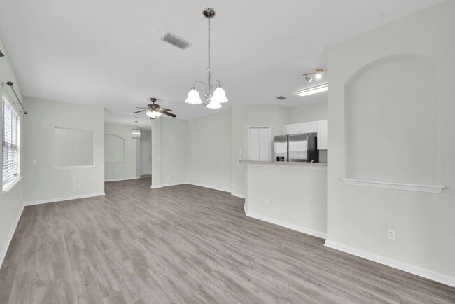 Building Photo - Bright and Spacious Townhome in Gate Community