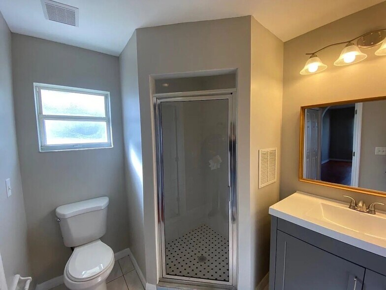 Private primary bathroom. - 822 Nicholas Pky W