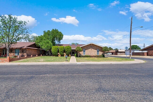 Building Photo - 1800 W 23rd St