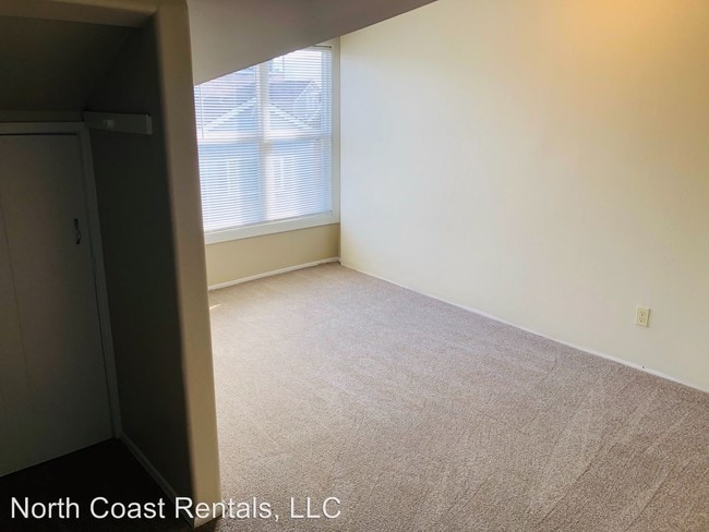 Building Photo - 400 N Holladay Dr