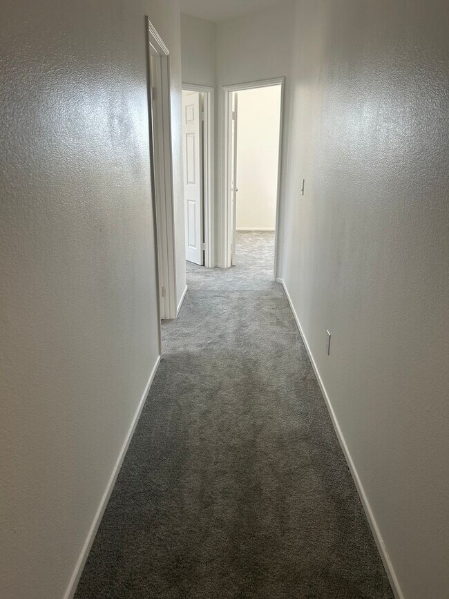 Building Photo - 4BR/2.5BA Townhouse with a view