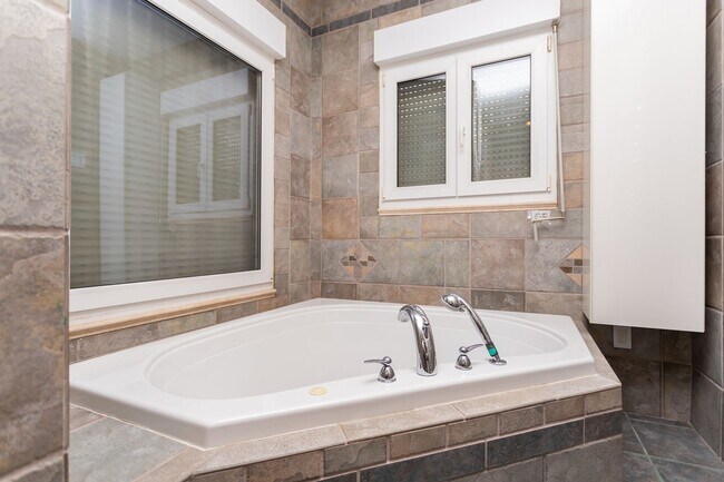 Building Photo - Charming 3-Bed, 2-Bath Home in Manitou Spr...