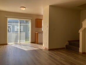 Building Photo - Bright & Convenient Townhouse Living!