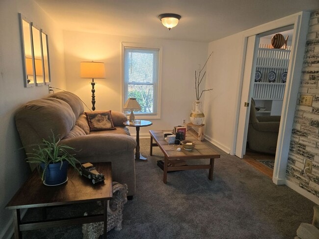 Building Photo - Charming West-Side Gem