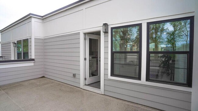 Building Photo - 2155 Burnside Dr NW