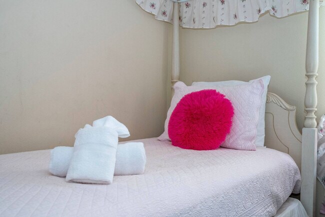 Building Photo - 8543 La Isla Dr