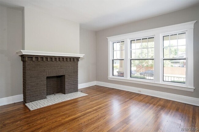 Building Photo - 825 Forest Ave