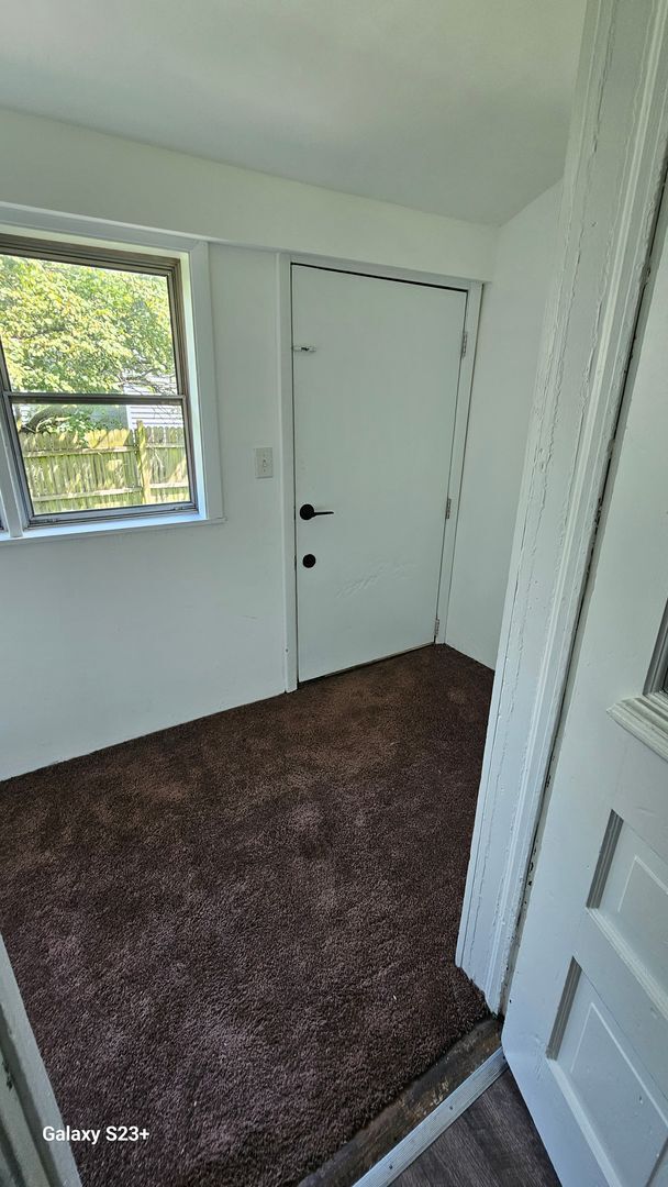 Building Photo - Spacious 4 Bedroom