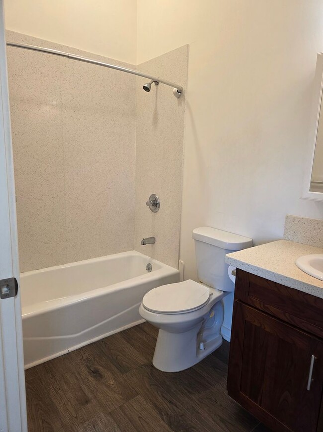 Building Photo - AVAILABLE NOW! Spacious 2-Bed, 2-Bath Dupl...