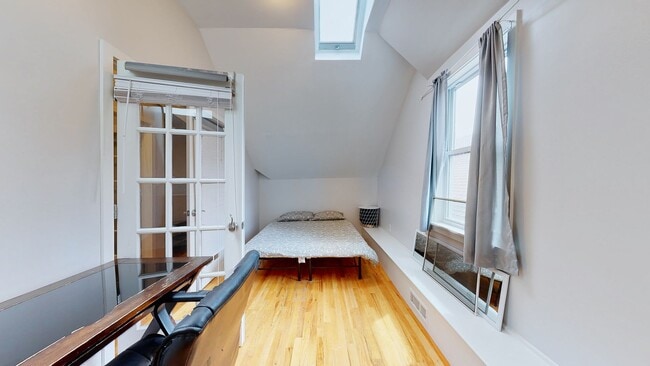 Building Photo - 6 Bedroom Apartment in Science Hill, close to downtown! (Laundry In Unit)