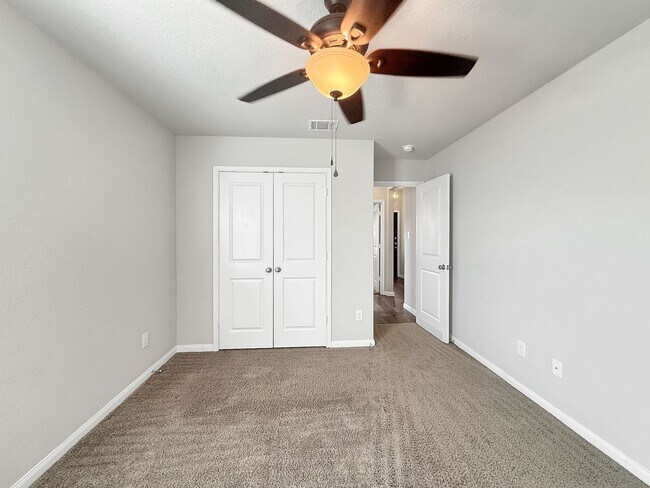 Building Photo - 401 Utica Way