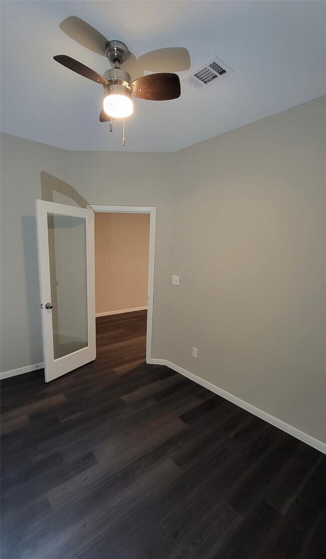 Building Photo - 10473 Pineland Dr