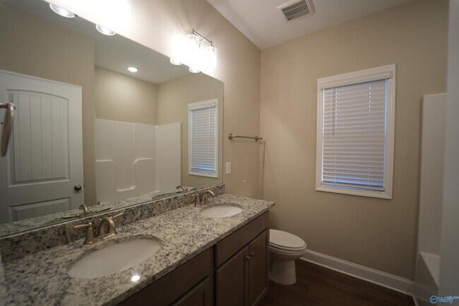 Building Photo - 204 Joan Cir