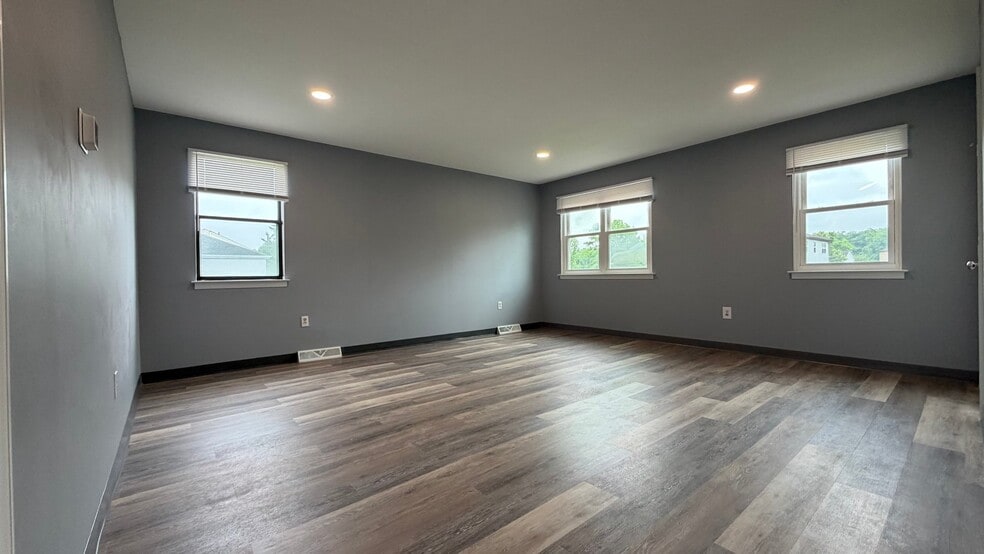 Building Photo - 265 Florence Dr