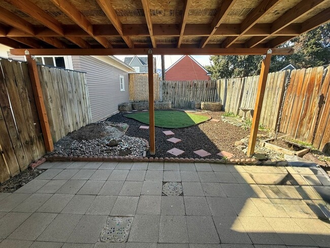 Building Photo - Now renting 4 bedroom House