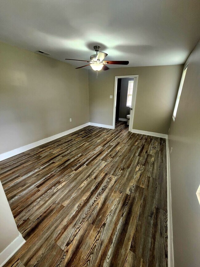 Building Photo - Large, family-friendly S. Knox 3br/2ba w office