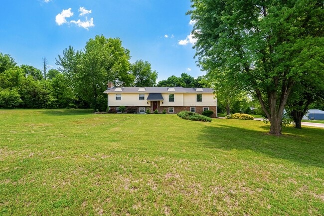 Building Photo - Large Home on Almost 2 Acres!