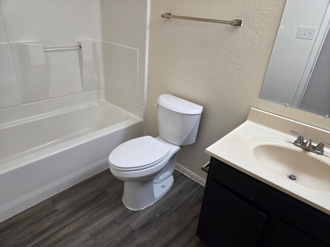 Building Photo - Cute Spacious 3 Bedroom Condo