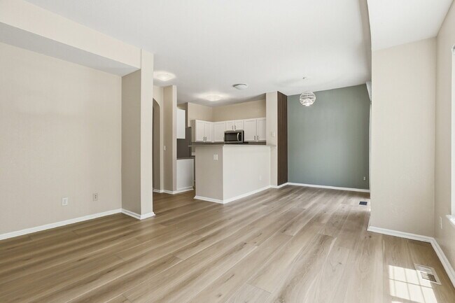 Building Photo - $2,735.95 - 3 Bed, 2.5 Bath Townhome in Aurora with In Unit Laundry!