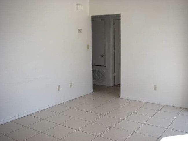 Building Photo - MOVE IN NOW! Orlando- off Dean Rd-2BR/2BA Duplex with fenced in yard. Lawn care included!!Has was...