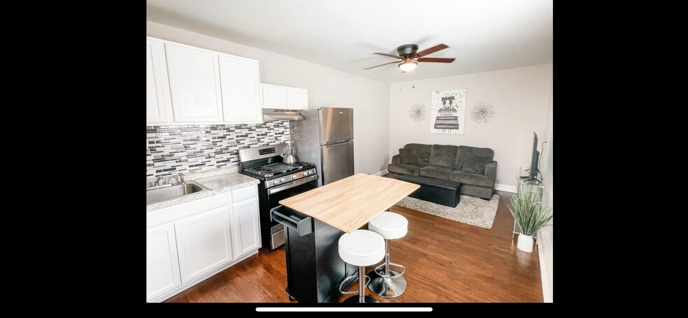 Primary Photo - 2033 Mistral Pl