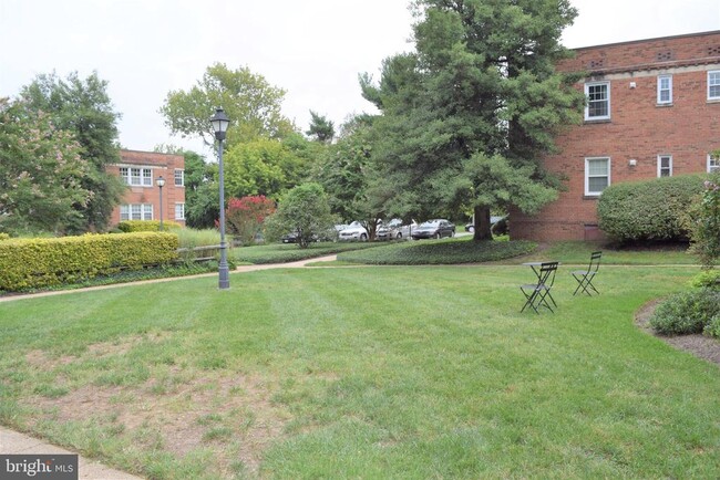 Building Photo - 1806 W Abingdon Dr