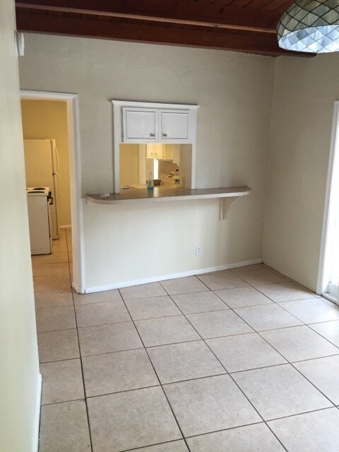 Building Photo - Great location on E Sunrise blvd cross street from Publix !!!!