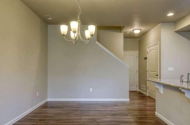 Building Photo - Beautiful Townhome!