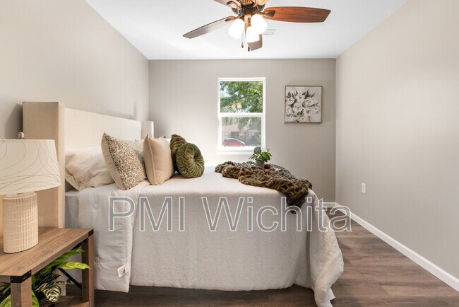 Building Photo - 1147 Inverness Dr