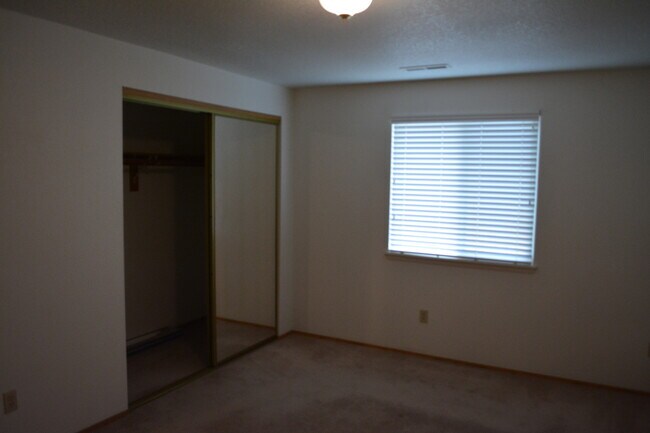 Building Photo - 412 NE 175th Ave