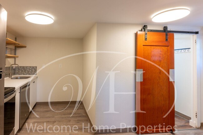 Building Photo - 1011 Waverly St