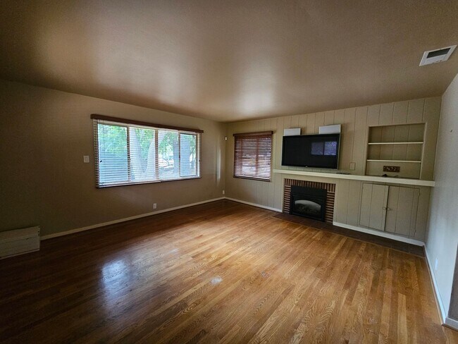 Building Photo - Stunning 5 Bed 3 Bath Naglee Park Home Wit...