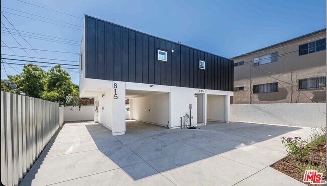 Building Photo - 817 N Kingsley Dr