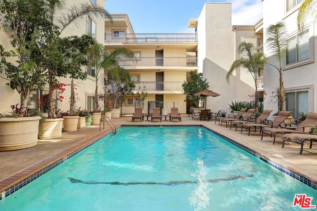 Swimming Pool - 141 S Clark Dr