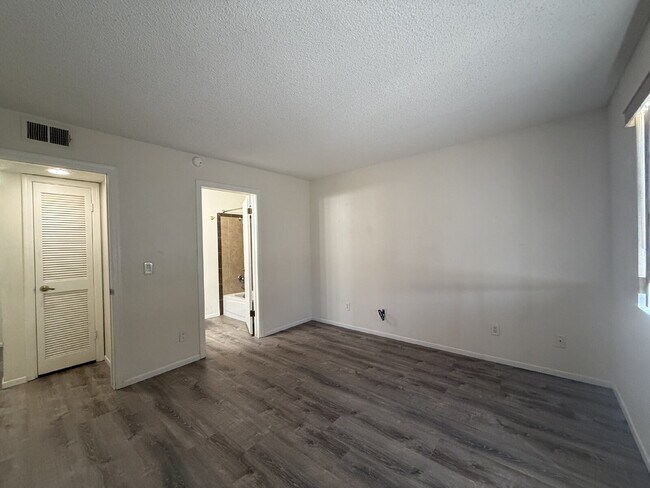 Building Photo - New Flooring, no carpet. 2bed 2bath Gated Community with a Swimming Pool