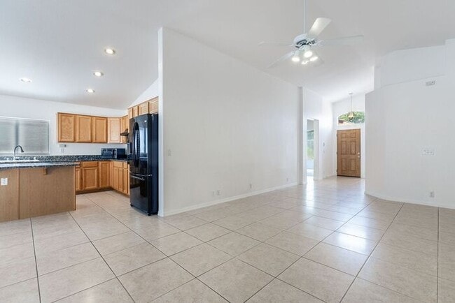 Building Photo - Enjoy an open floor plan with all appliances!
