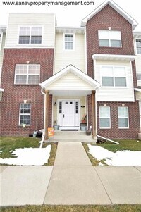 Building Photo - Stunning 2 Bed, 2.5 Bath Townhome with Lux...