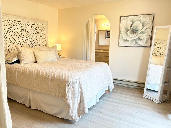 Building Photo - Updated home in a desirable SE neighborhood on a large lot