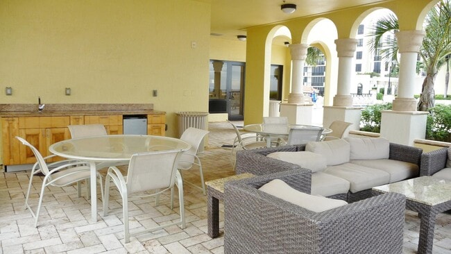 Building Photo - 801 S Olive Ave