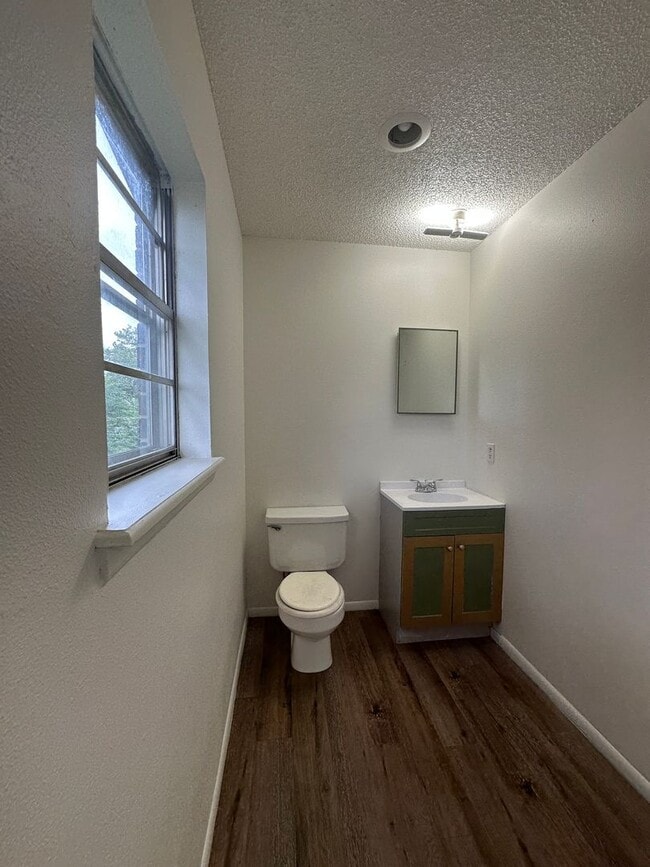 Building Photo - $1300 move-in special
